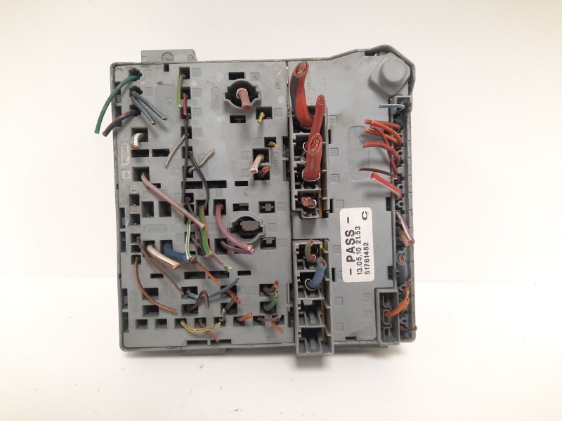 Recambio de caja reles / fusibles para fiat 500 referencia OEM IAM 51781452  
