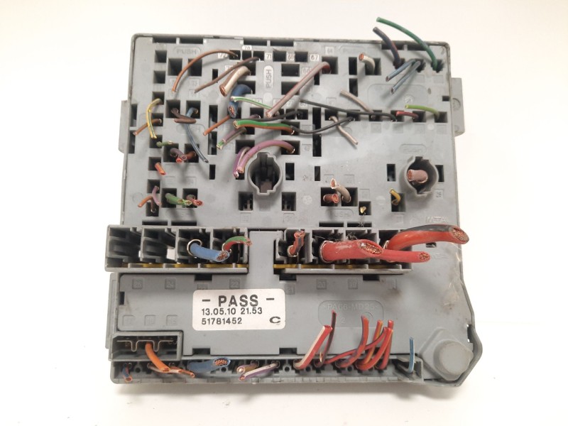 Recambio de caja reles / fusibles para fiat 500 referencia OEM IAM 51781452  