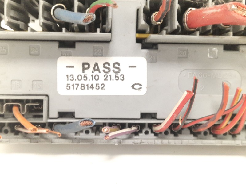 Recambio de caja reles / fusibles para fiat 500 referencia OEM IAM 51781452  