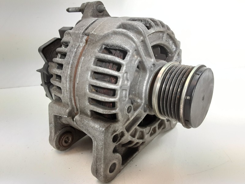 Recambio de alternador para renault clio iii confort dynamique referencia OEM IAM 8200390675 0124425037 120A