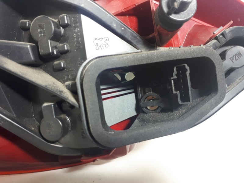 Recambio de piloto trasero derecho para peugeot 207 confort referencia OEM IAM   