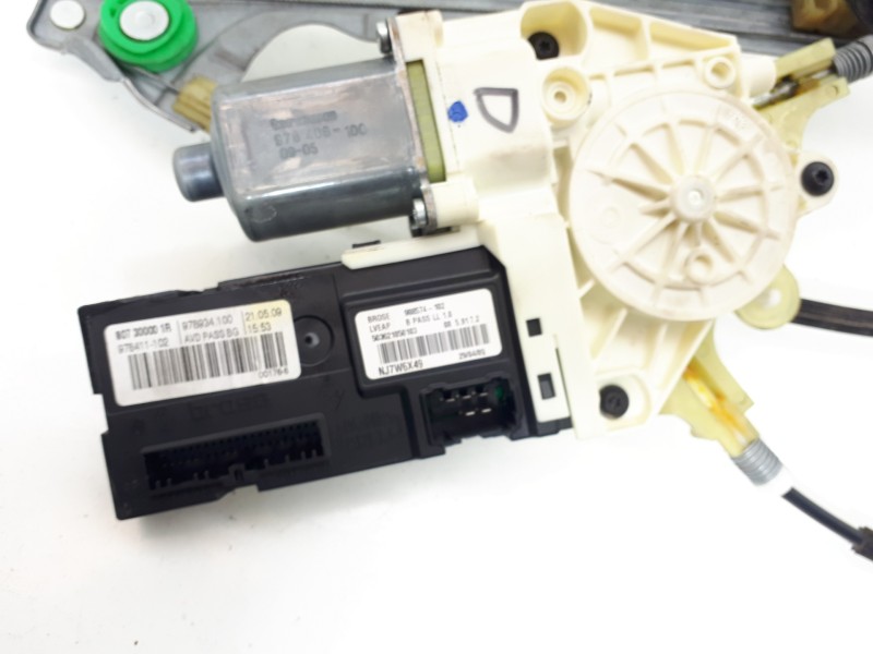 Recambio de elevalunas delantero derecho para renault laguna iii referencia OEM IAM 80700001R  