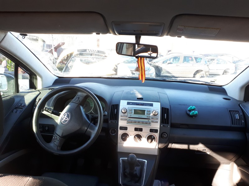 toyota corolla verso (r1) del año 2004