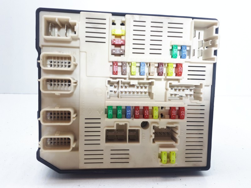 Recambio de caja reles / fusibles para renault megane iii berlina 5 p bose edition referencia OEM IAM 284B68372R  