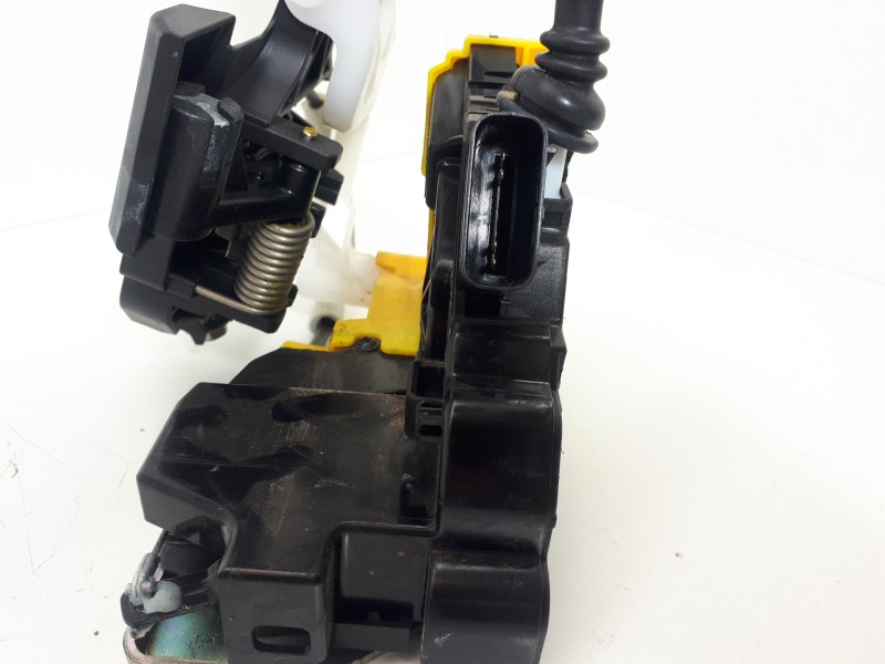 Recambio de cerradura puerta delantera derecha para kia cee´d drive referencia OEM IAM 81320A2410  