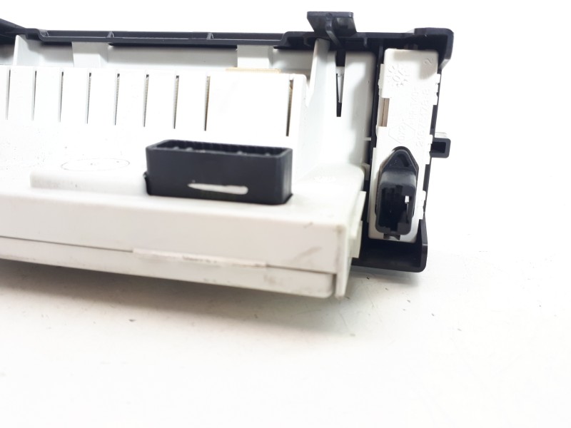 Recambio de pantalla multifuncion para renault clio iii exception referencia OEM IAM 8200307273C  