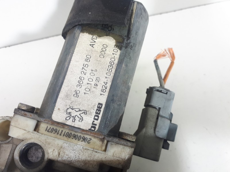 Recambio de elevalunas delantero derecho para peugeot 206 cc cc referencia OEM IAM 9636627580  