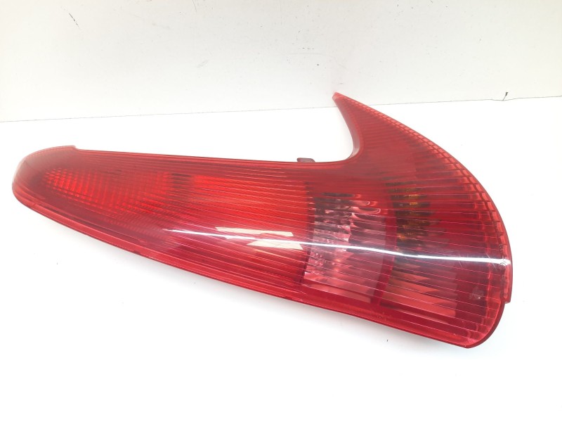 Recambio de piloto trasero derecho para peugeot 206 4-trg. 1.6 16v cat referencia OEM IAM  31532 