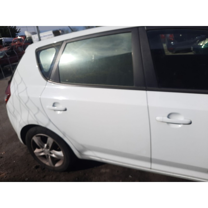 Recambio de puerta trasera derecha para kia cee´d hatchback (ed) 1.6 crdi 115 referencia OEM IAM 770041H000  