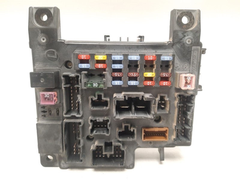 Recambio de caja reles / fusibles para citroën c-crosser xtr referencia OEM IAM 8637A318 519087902 L8637001A