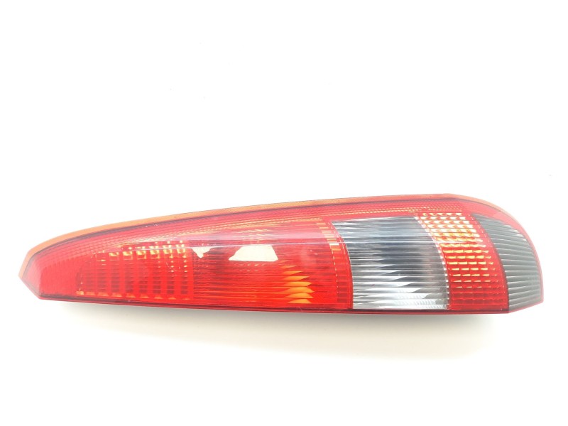 Recambio de piloto trasero derecho para ford fiesta (cbk) 1.6 16v cat referencia OEM IAM  31836 