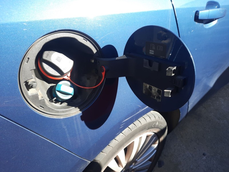 Recambio de tapa exterior combustible para opel zafira tourer c (p12) 1.6 cdti (75) referencia OEM IAM   