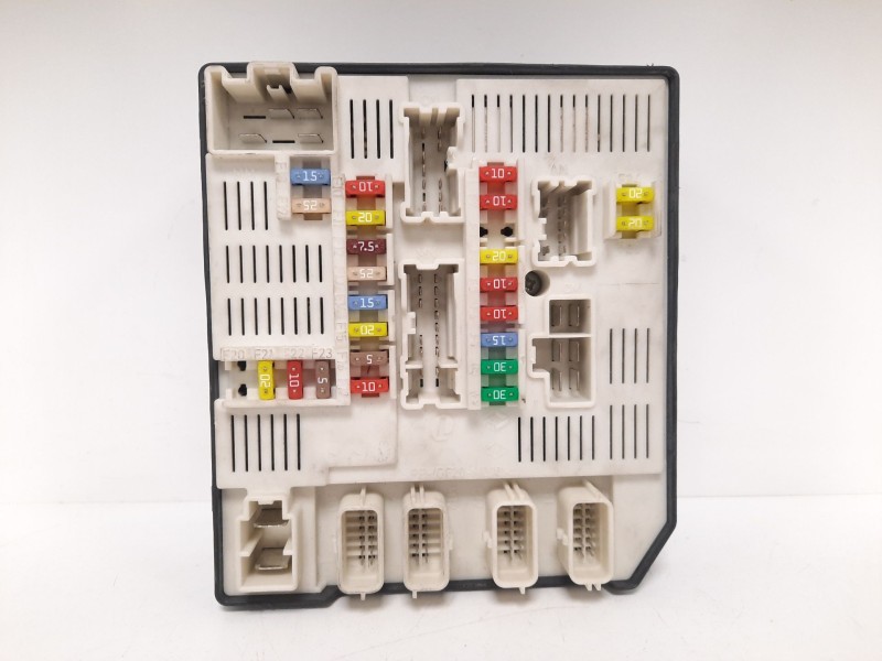 Recambio de caja reles / fusibles para renault megane iii berlina 5 p dynamique referencia OEM IAM 284B6008R USMBD95 