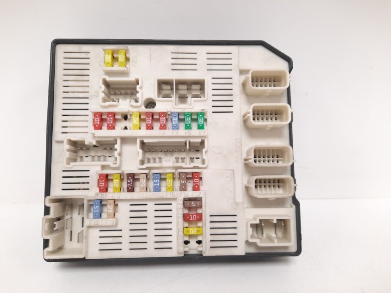 Recambio de caja reles / fusibles para renault megane iii berlina 5 p dynamique referencia OEM IAM 284B6008R USMBD95 