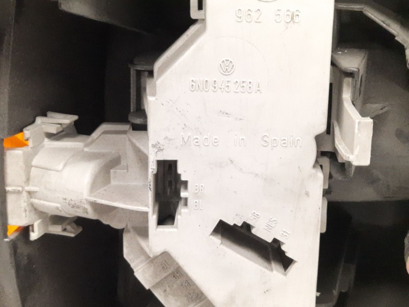 Recambio de piloto trasero derecho para volkswagen polo berlina (6n1) 1.0 referencia OEM IAM 6N0945258A  