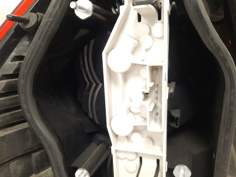 Recambio de piloto trasero derecho para ford focus berlina (cap) 1.6 tdci cat referencia OEM IAM  30854 