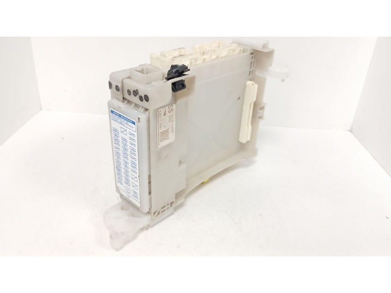 Recambio de caja reles / fusibles para toyota yaris (_p13_) 1.3 (nsp130_) referencia OEM IAM 8273052K40  