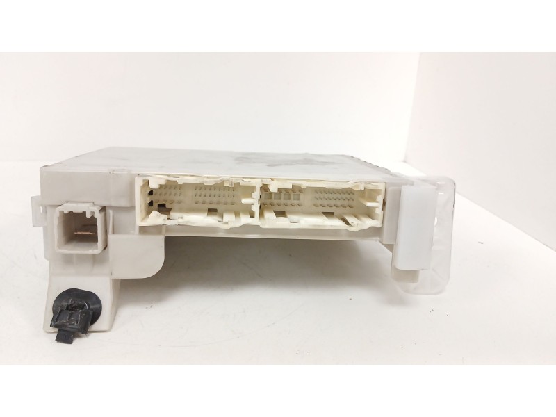 Recambio de caja reles / fusibles para toyota yaris (_p13_) 1.3 (nsp130_) referencia OEM IAM 8273052K40  
