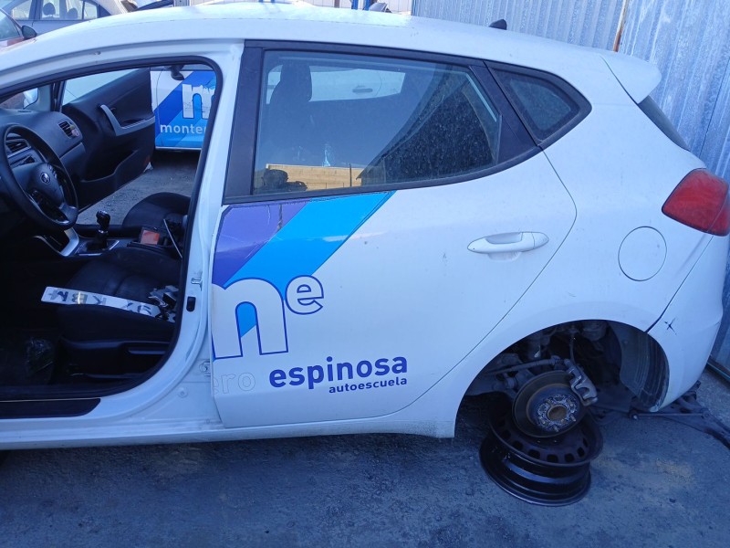 Recambio de puerta trasera izquierda para kia cee´d (jd) 1.6 crdi 110 referencia OEM IAM   