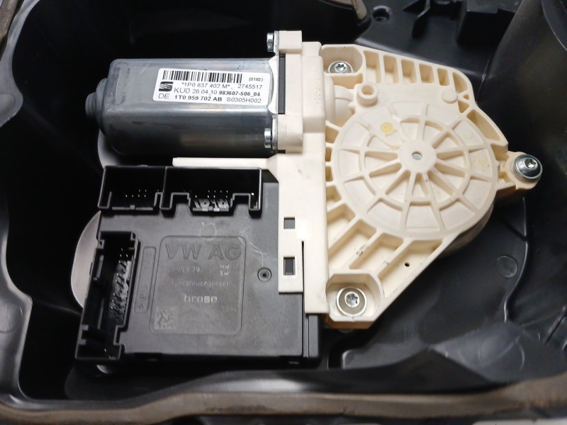 Recambio de elevalunas delantero derecho para seat leon (1p1) 1.4 tsi referencia OEM IAM 1T0959702AB  1P0837402M