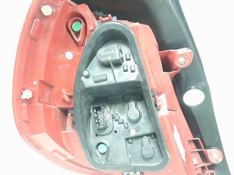 Recambio de piloto trasero derecho para renault clio iii authentique referencia OEM IAM 8200776050  