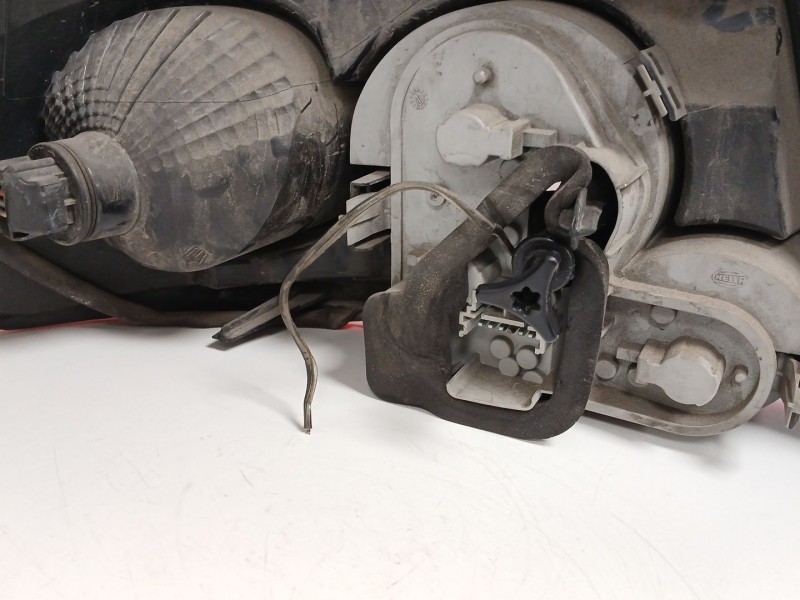 Recambio de piloto trasero derecho para renault megane ii coupé-cabriolet (em0/1_) 1.9 dci referencia OEM IAM 8200142687  