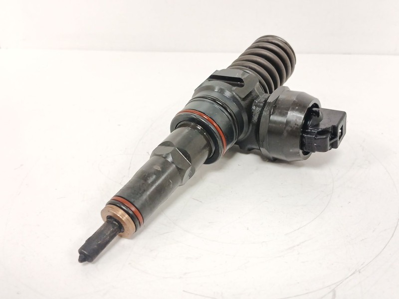 Recambio de inyector para volkswagen golf iv (1j1) 1.9 tdi referencia OEM IAM 038130073AJ  