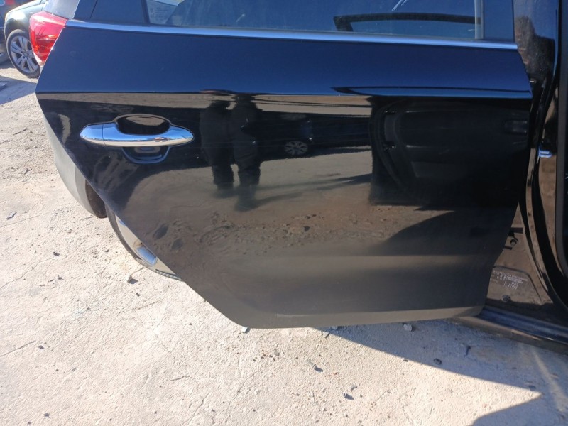 Recambio de puerta trasera derecha para kia carens iv 1.7 crdi referencia OEM IAM   