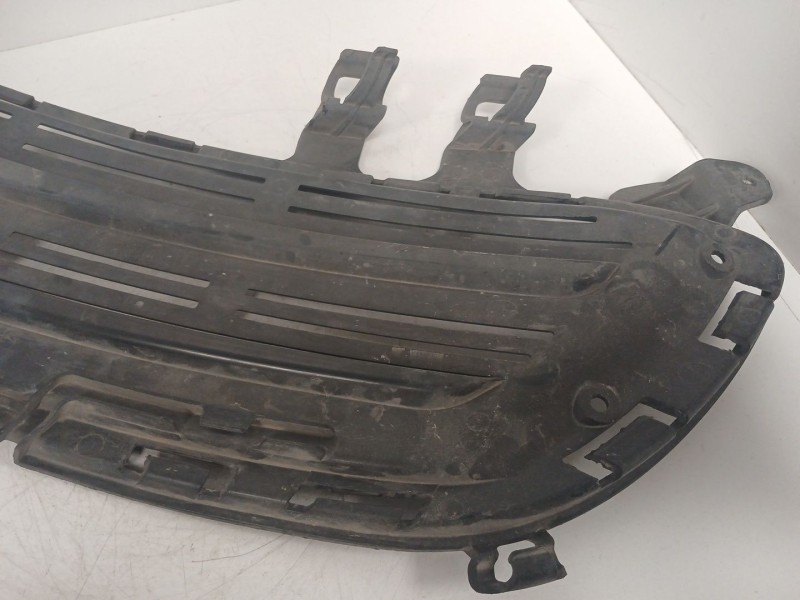 Recambio de rejilla paragolpes izquierda para mercedes-benz clase a (w176) a 180 cdi (176.000) referencia OEM IAM A1768851522  