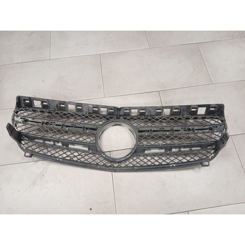 Recambio de rejilla paragolpes central para mercedes-benz clase a (w176) a 180 cdi (176.000) referencia OEM IAM A1768880260  