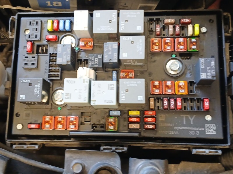 Recambio de caja reles / fusibles para opel astra j (p10) 1.7 cdti (68) referencia OEM IAM 13368641 1100128AA 