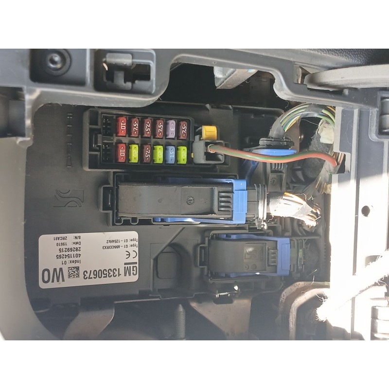 Recambio de caja reles / fusibles para opel corsa d (s07) 1.2 (l08, l68) referencia OEM IAM 13350673  