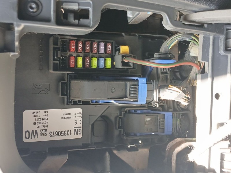 Recambio de caja reles / fusibles para opel corsa d (s07) 1.2 (l08, l68) referencia OEM IAM 13350673  