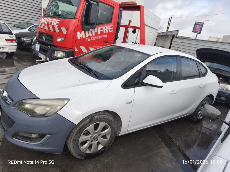opel astra j sedán del año 2014