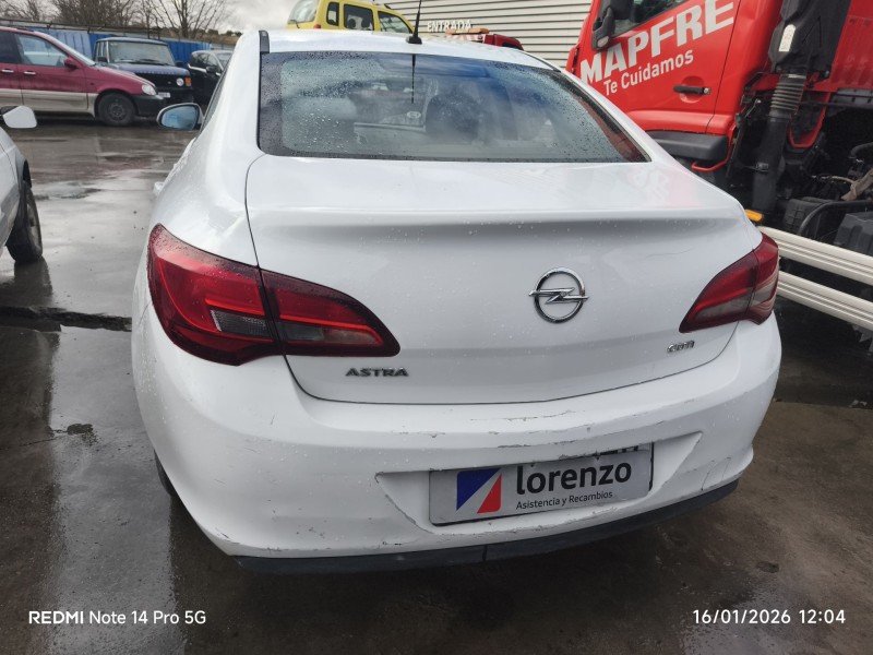 opel astra j sedán del año 2014