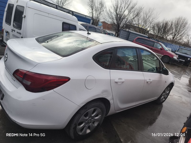 opel astra j sedán del año 2014