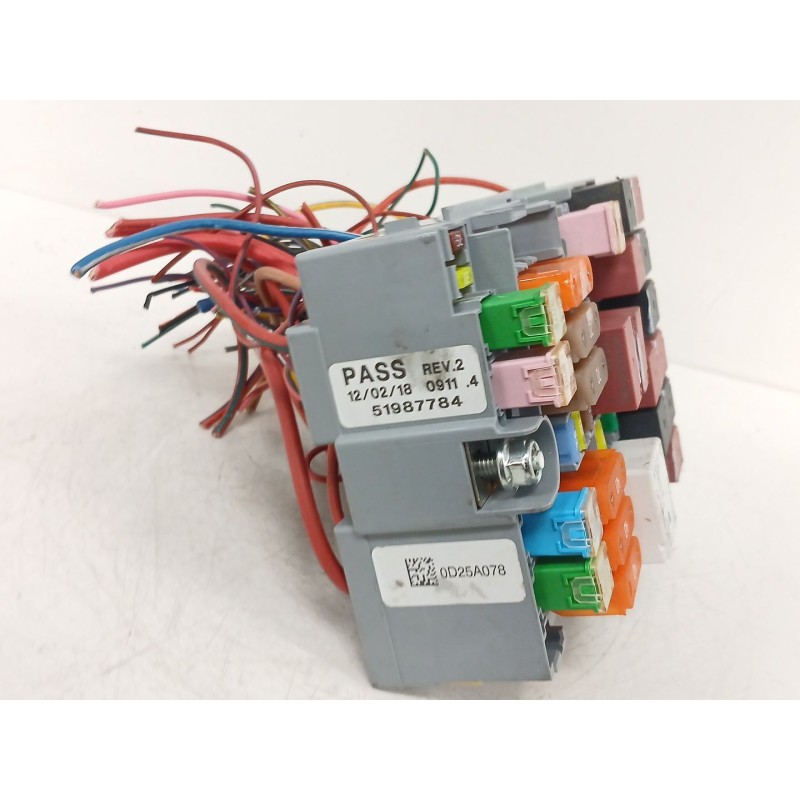 Recambio de caja reles / fusibles para jeep compass (mp, m6, mv, m7) 1.4 multiair referencia OEM IAM 51987784 AD25A078 