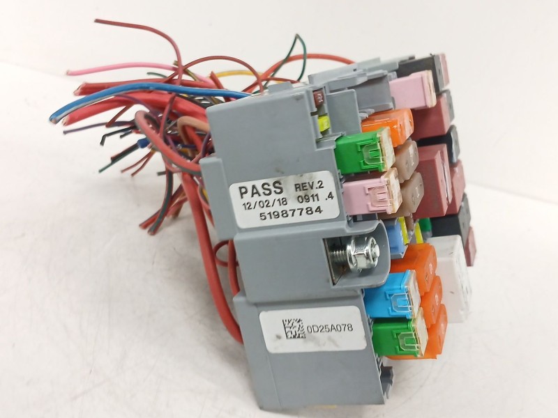 Recambio de caja reles / fusibles para jeep compass (mp, m6, mv, m7) 1.4 multiair referencia OEM IAM 51987784 AD25A078 