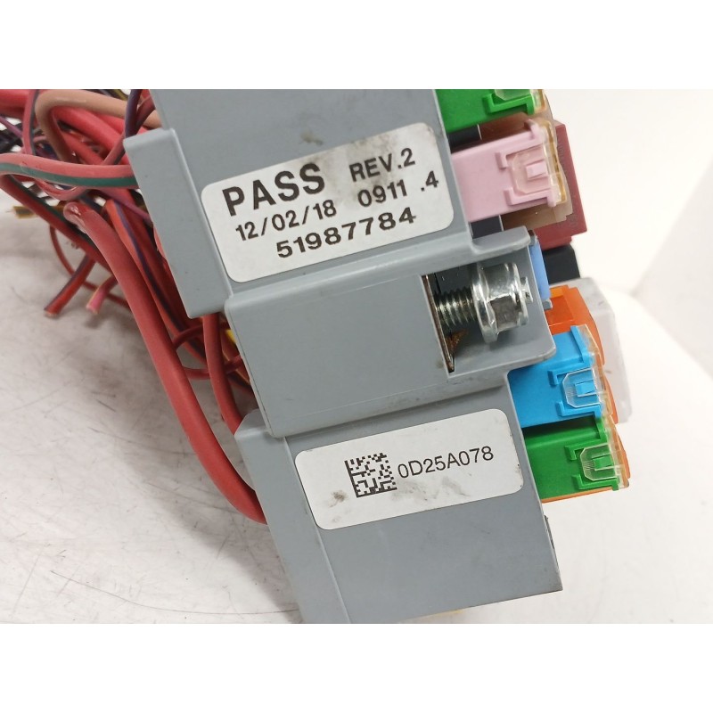 Recambio de caja reles / fusibles para jeep compass (mp, m6, mv, m7) 1.4 multiair referencia OEM IAM 51987784 AD25A078 