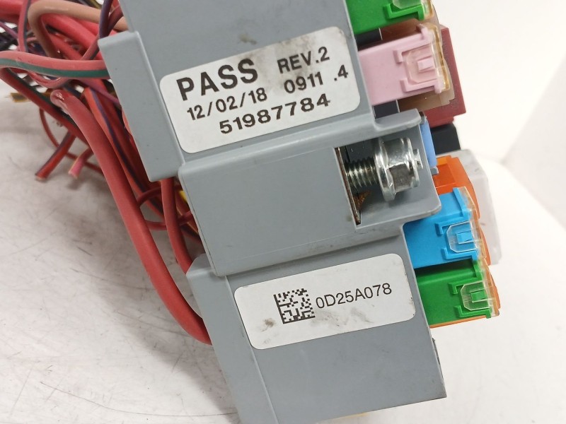 Recambio de caja reles / fusibles para jeep compass (mp, m6, mv, m7) 1.4 multiair referencia OEM IAM 51987784 AD25A078 