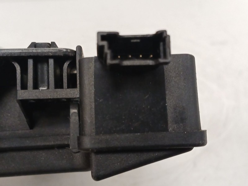 Recambio de cerradura maletero / porton para bmw 1 (e87) 120 d referencia OEM IAM CZ05921 8196401 