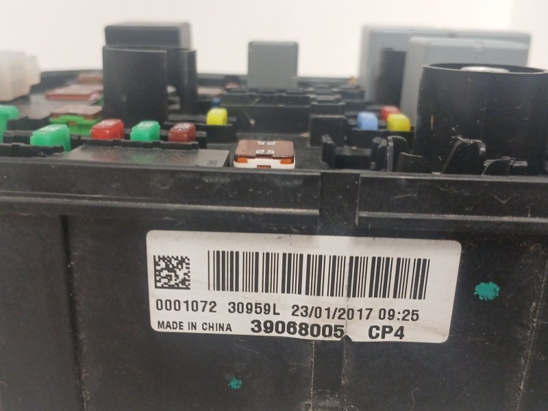 Recambio de caja reles / fusibles para opel corsa e (x15) 1.4 (08, 68) referencia OEM IAM 39068005 0001072 30959L