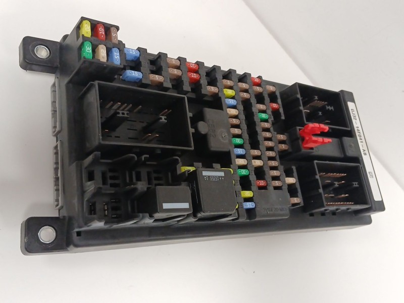 Recambio de caja reles / fusibles para land rover range rover evoque (l538) 2.0 d referencia OEM IAM GJ3214F041AB  