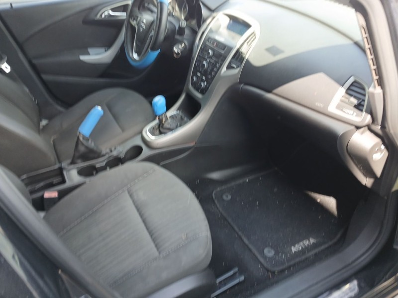 opel astra j gtc del año 2011