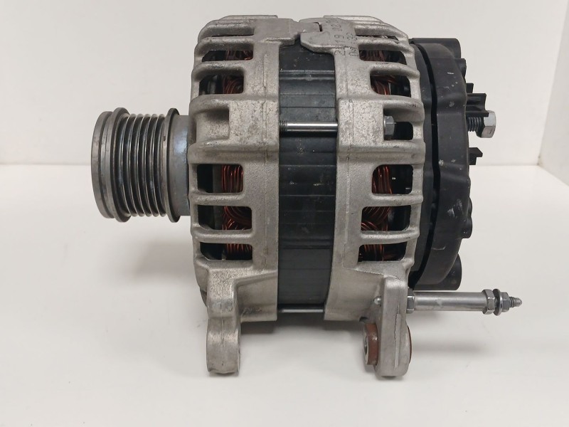 Recambio de alternador para volkswagen golf vii variant (ba5, bv5) 1.6 tdi referencia OEM IAM 04L903024T  