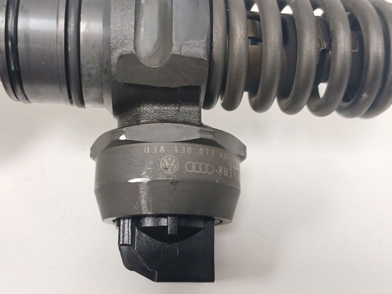 Recambio de inyector para volkswagen golf v (1k1) 1.9 tdi referencia OEM IAM 038130073AG 0414720215 
