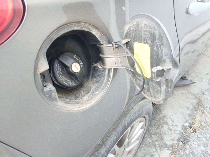 Recambio de tapa exterior combustible para fiat bravo ii (198_) 1.9 d multijet (198axb1a) referencia OEM IAM   