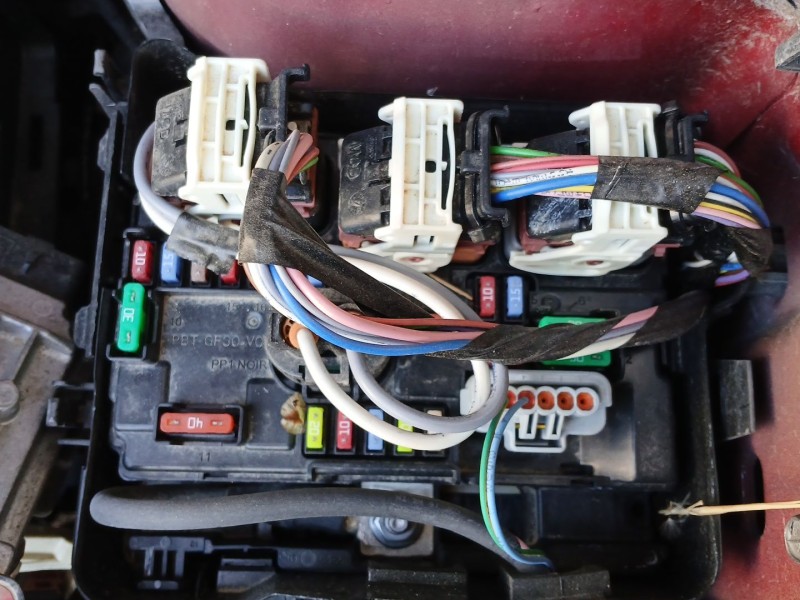 Recambio de caja reles / fusibles para citroën c3 ii (sc_) 1.2 vti 82 referencia OEM IAM 9667199680  