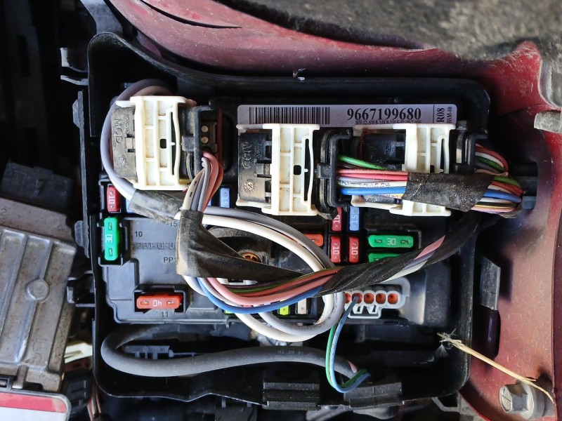 Recambio de caja reles / fusibles para citroën c3 ii (sc_) 1.2 vti 82 referencia OEM IAM 9667199680  