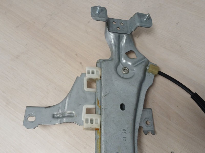 Recambio de elevalunas trasero izquierdo para renault megane iii berlina 5 p expression referencia OEM IAM 827210003R  